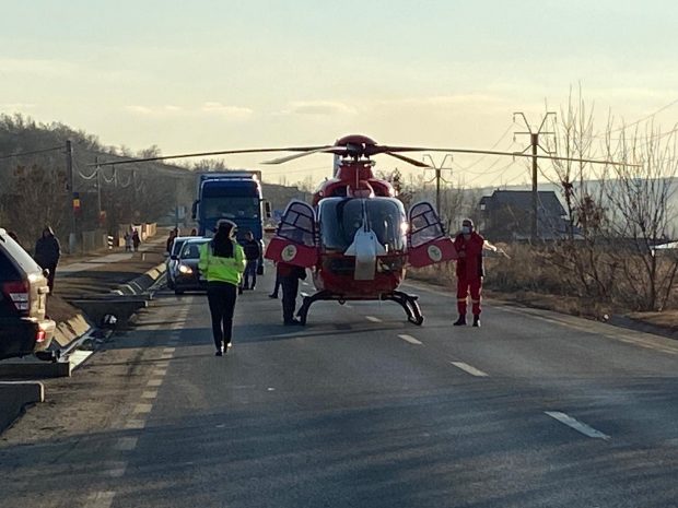 O fetiță de 7 ani din Vaslui, în stare critică după ce a fost lovită de o mașină în timp ce se plimba cu trotineta. Victima, preluată de elicopterul SMURD