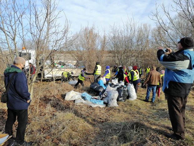 Acțiune de curățenie în mai multe locuri din Parcul Văcăreşti. Aproape două tone de deșeuri au fost strânse