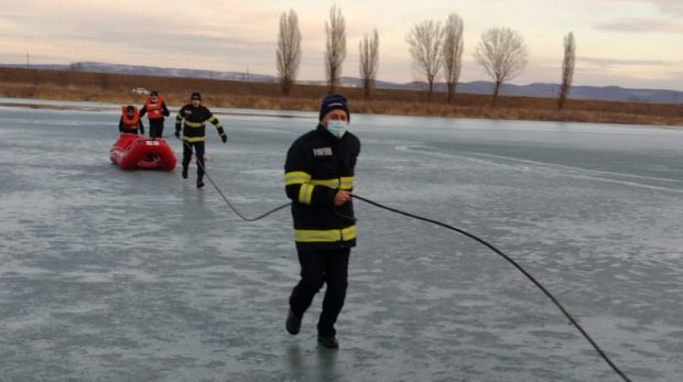 Ministerul de Interne, avertisment după ce mai mulţi copii au căzut în apă: ”Nu îi lăsaţi să se joace pe gheaţa râurilor!”