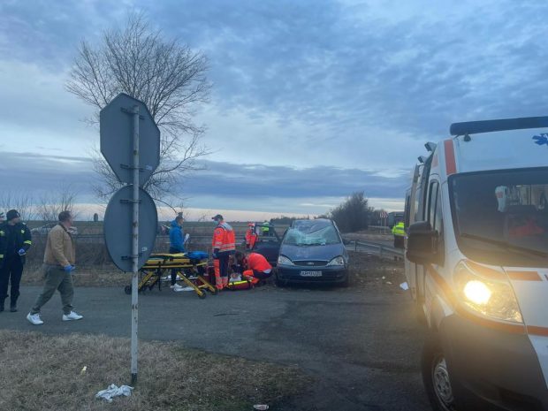Un copil de 8 ani a murit, iar alți cinci au ajuns la spital, după ce mașina în care se aflau s-a răsturnat, în Arad