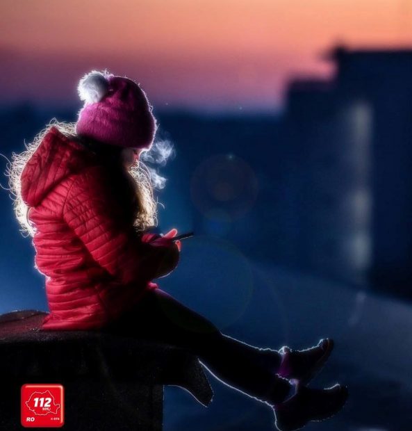 O fetiță de 10 ani cu părinți surdomuți a sunat la 112 pentru a-și salva fratele