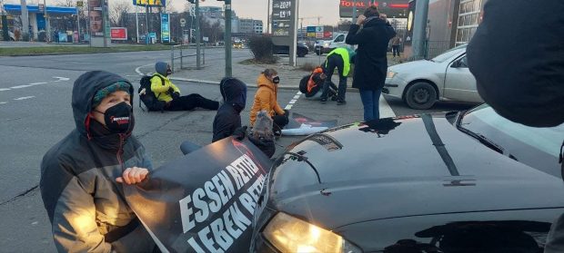 Mașină cu o gravidă în travaliu, blocată de activiști de mediu lipiți de asfaltul autostrăzii A100, la Berlin