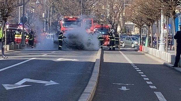 O mașină a luat foc pe Calea Victoriei din București. Traficul este restricționat
