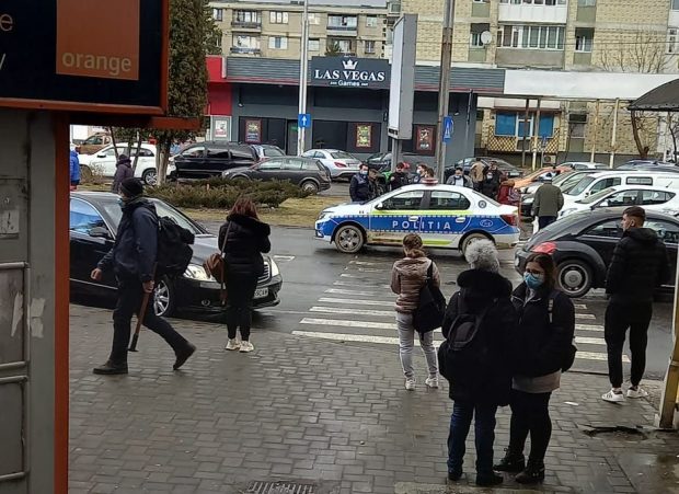 Adolecent de 16 ani, lovit pe trecerea de pietoni de o mașină de poliție, la Bacău. IPJ: Băiatul a traversat strada în fugă