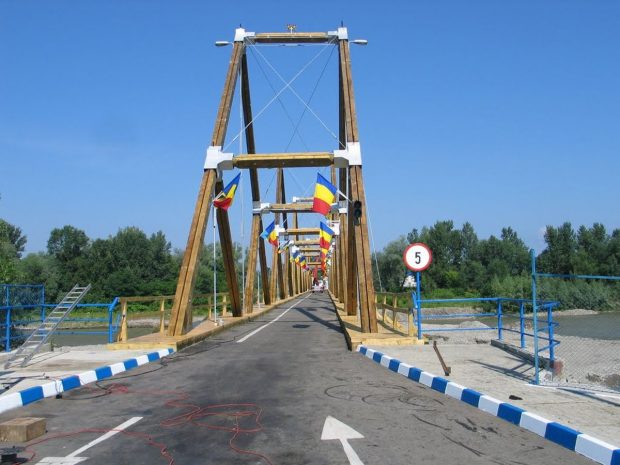 Joi, sute de elevi din România și Ucraina se vor prinde într-un lanț uman al păcii pe un pod de graniță de peste Tisa