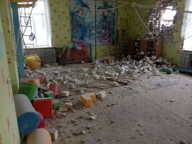 Grădiniță bombardată în estul Ucrainei. Kievul acuză „ocupanții” și anunță doi răniți. La rândul lor, separatiștii acuză atacuri