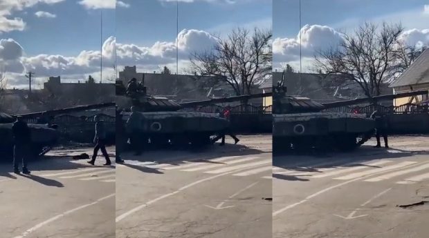 VIDEO | Rezistență în fața tancurilor Rusiei: un bărbat, filmat când împinge tancul și apoi se pune în genunchi în fața lui