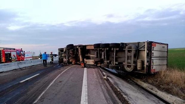 Drumul naţional care leagă Giurgiu de Bucureşti a fost blocat pe sensul spre Capitală după ce un TIR s-a răsturnat