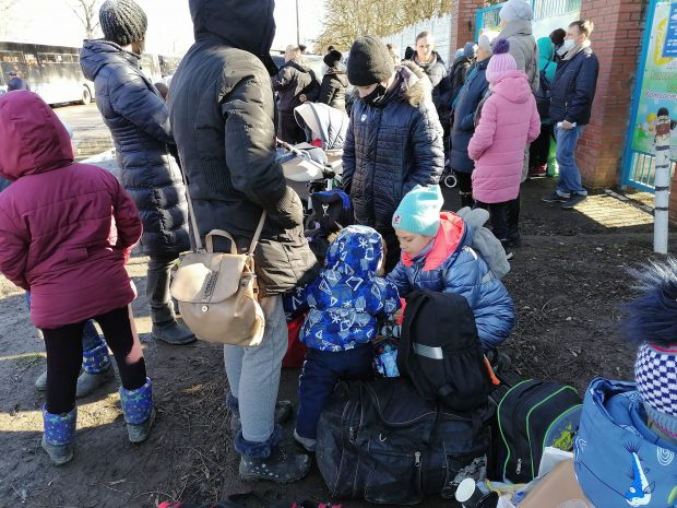 „Sute de oameni stau în autobuze, în frig, de dimineață. Nu îi primește nimeni”. Cum se desfășoară evacuările civililor din estul Ucrainei, anunțate de separatiști