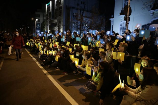 Protest cu sute de persoane la Ambasada Ucrainei din București, în semn de solidaritate cu poporul ucrainean