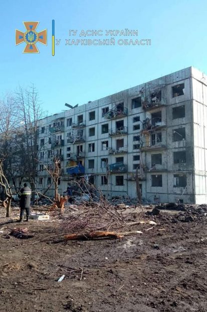 Copil mort după ce un bloc de cinci etaje din Ciuhuiv, nord-estul Ucrainei, a fost bombardat