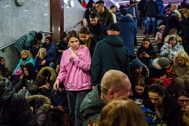 Imagini impresionante din adăposturile din Kiev. Oameni, înghesuiți pe trepte, în vagoane, în timp ce capitala ucraineană era bombardată