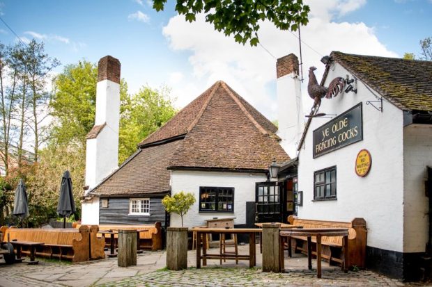 Pandemia a pus pe butuci cel mai vechi pub din Anglia. Ye Olde Fighting Cocks se închide după 1.229 de ani