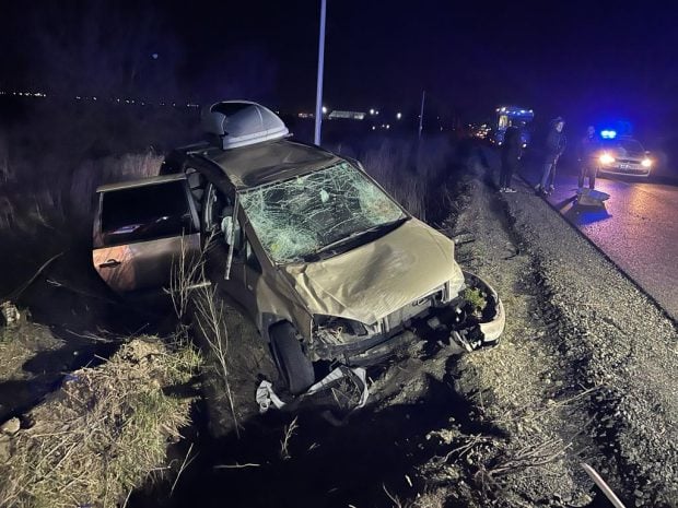 Doi bărbați, loviți mortal de un autoturism scăpat de sub control, pe un drum din Arad