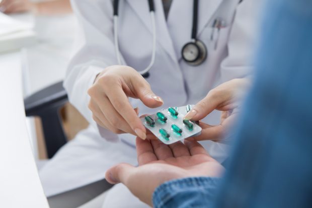 Medici români, despre Favipiravir, singurul antiviral anti-COVID din farmacii: „Are riscuri mai mari decât beneficii”