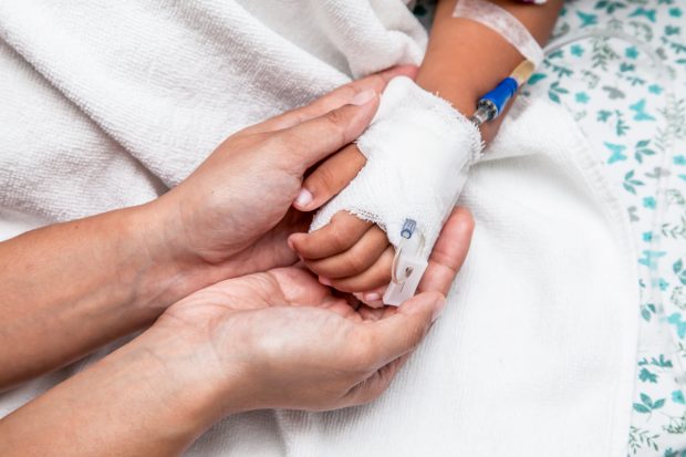 Când viața copiilor bolnavi de cancer atârnă de un formular, oamenii pot face minuni: O jumătate de milion de euro pentru Rebeca