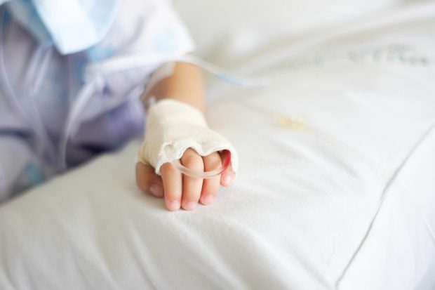 Copil de doi ani din Neamț, în comă după ce a fost bătut de mamă și iubitul ei. Cei doi au fost arestați preventiv