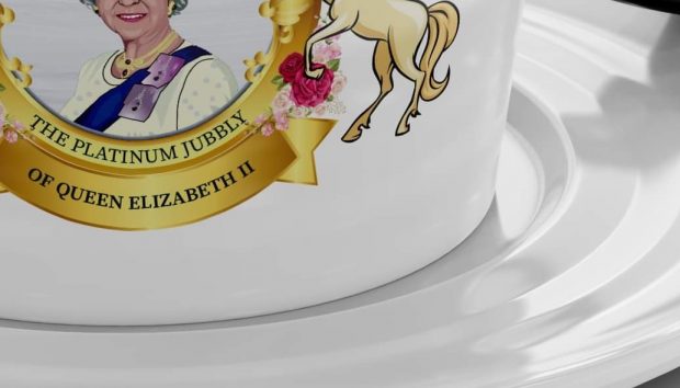 „O mică greșeală”. O companie vrea să vândă 10.000 de pahare și farfurii inscripționate greșit pentru Jubileul de Platină al reginei