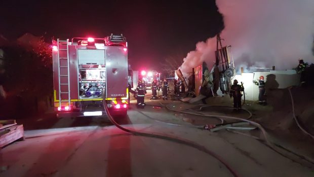 Incendiu puternic la un depozit improvizat de materiale de construcții din București
