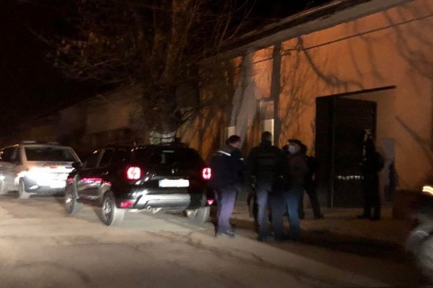 Bărbat reţinut pentru 24 de ore la Lugoj, după ce a tras cu pistolul la un priveghi