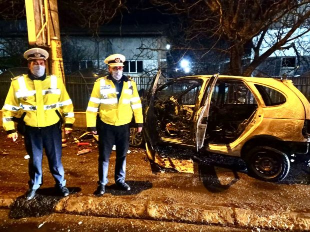 Șofer blocat într-o maşină în flăcări după ce intrase cu ea în stâlp, salvat de doi polițiști, în Piatra-Neamț