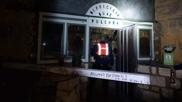 Poliția belgiană a găsit un loc secret pentru petreceri în pandemie: un bar improvizat într-o peșteră abandonată