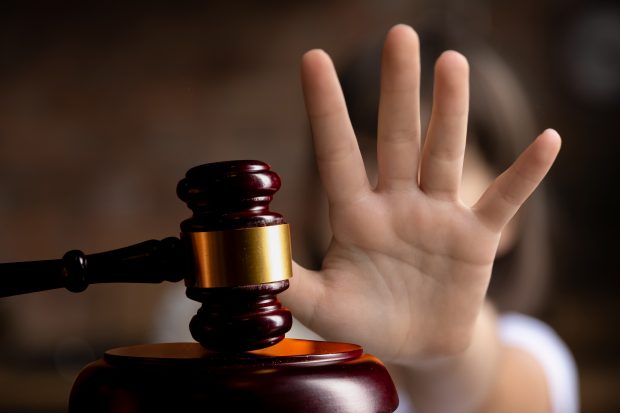 Au copiii discernământ pentru sex cu adulţi, cum crede Ministerul Justiției? Exemplul fetei de 13 ani puse să facă sex cu un bărbat de 28 de ani
