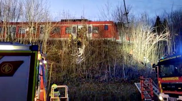 Două trenuri, cu aproape 100 de pasageri, s-au ciocnit în apropiere de Munchen. O persoană a murit