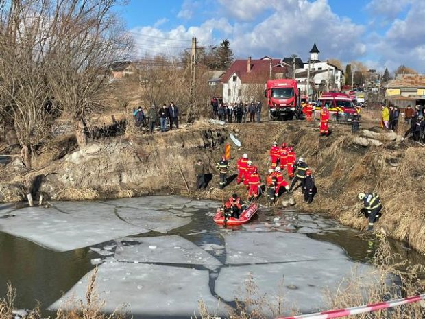 Două persoane au murit în Suceava după ce mașina în care se aflau a căzut într-o groapă plină cu apă
