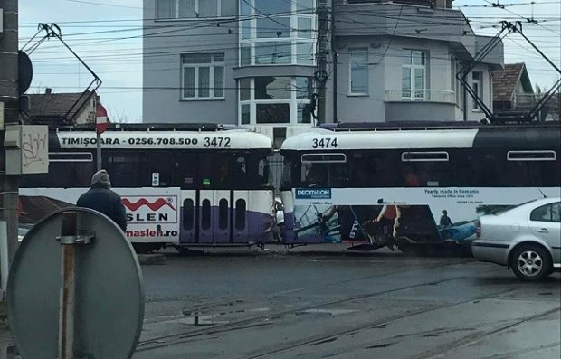 Două tramvaie s-au ciocnit frontal, la Timișoara. Nicio persoană nu a fost rănită