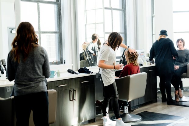 Mita cerută de două funcționare de la Protecția Consumatorului Timiș, ca să nu amendeze un salon: gratuitate timp de un an la coafat, mani-pedi și epilat