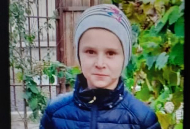 Copilul de 9 ani din Botoșani, dat dispărut după ce a plecat la şcoală, a fost găsit într-o scară de bloc