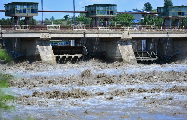 Marea minciună „de criză”: scădem factura la energie dacă ne distrugem râurile și pădurile din parcurile naționale și naturale