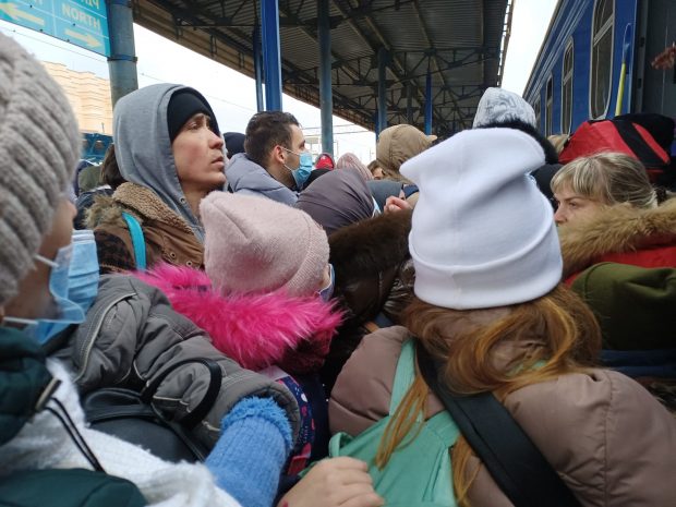 EXCLUSIV. Filmări cu oamenii luptând să urce în trenurile ce pleacă din estul Ucrainei. Studenții străini sunt tratați rău, transmite corespondentul Libertății