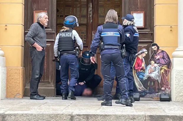 Un român a intrat cu un pistol-mitralieră în mână într-o biserică din Ajaccio, în timpul slujbei