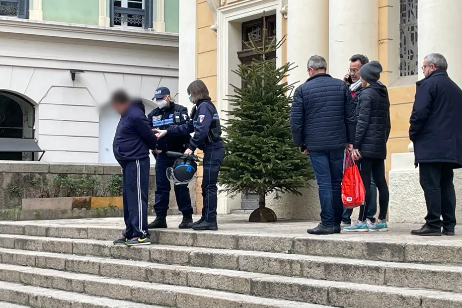 Un român a intrat cu un pistol-mitralieră în mână într-o biserică din Ajaccio, în timpul slujbei