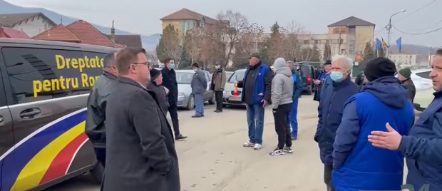 Un deputat AUR a fost alungat de angajații fabricilor din Cugir care protestau. „Ce caută aici cu politica?”