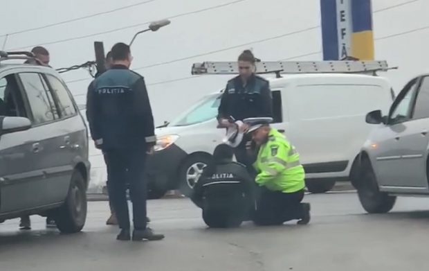 O polițistă care dirija circulația a fost lovită de un șofer, cu mașina, la Ștefănești, în Argeș