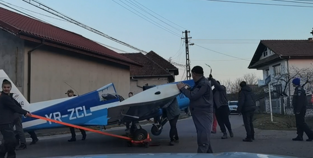 VIDEO | Un avion de antrenament a aterizat forțat pe un câmp din Hunedoara din cauza unei defecțiuni la motor