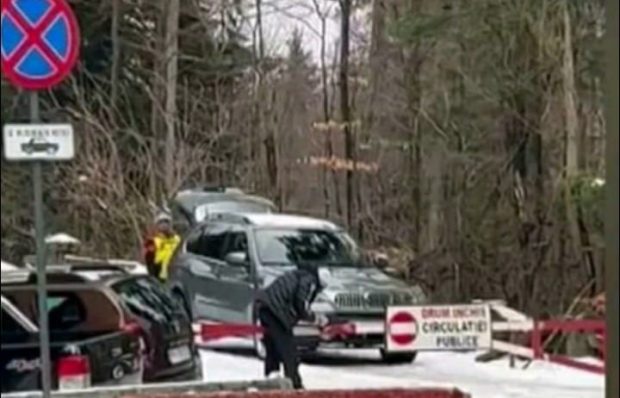 Un șofer a fost filmat când taie cu flexul bariera care blochează drumul spre Cota 1.400 din Sinaia