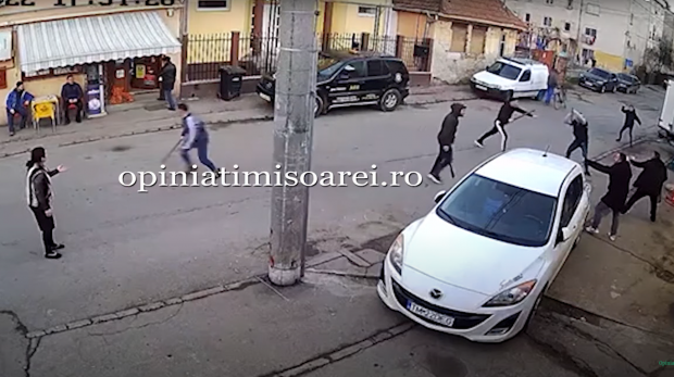Bătaie cu bâte și topoare pe o stradă din Lugoj, între două familii. Trecătorii au fugit speriați