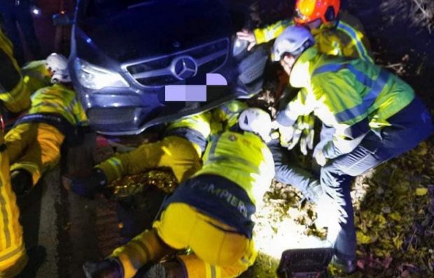 Șofer oprit să-și facă nevoile pe marginea drumului, călcat de Mercedesul căruia a uitat să-i tragă frâna de mână