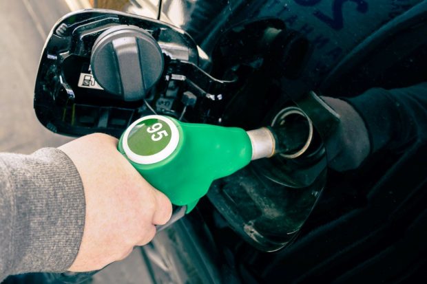Plafonare la Budapesta, panică la București. Cum explică compania maghiară MOL explozia prețurilor carburanților în România
