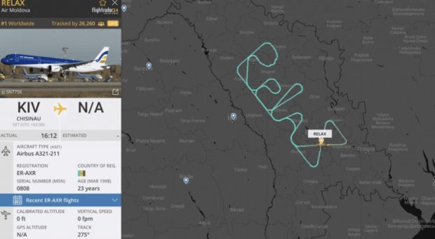 Mesajul desenat pe cer de un avion Air Moldova la graniţa cu Ucraina: „Relax”