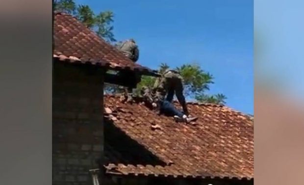 Bărbat bănuit de pornografie infantilă, reținut după un asediu de șase ore, în Paraguay. A împușcat doi polițiști și a fost și el rănit