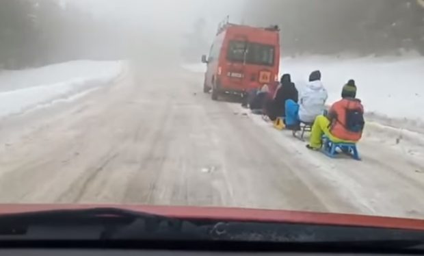 Imagini revoltătoare cu un microbuz din Hunedoara, surprins în timp ce trăgea mai mulţi copii pe sănii