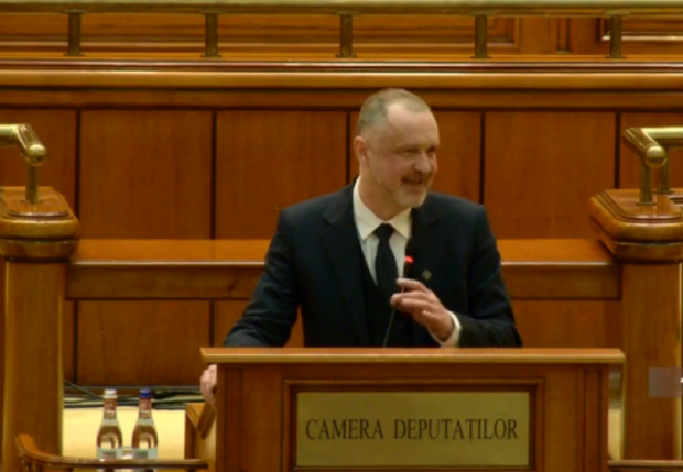 Hohote de râs în plenul Parlamentului, la ședința solemnă, după ce Sorin Lavric a spus că AUR este un partid pro-european