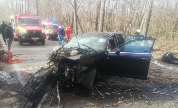 Un copil și doi adulți au murit, după ce mașina în care se aflau a intrat într-un copac, la Tulcea. Alte trei persoane au fost rănite