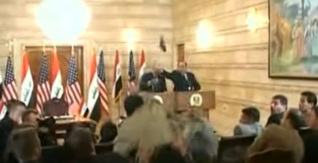 Momentele în care jurnaliștii și-au atacat interlocutorii: de la pantoful aruncat către președintele George W. Bush la bătaia din studioul TV din Ucraina