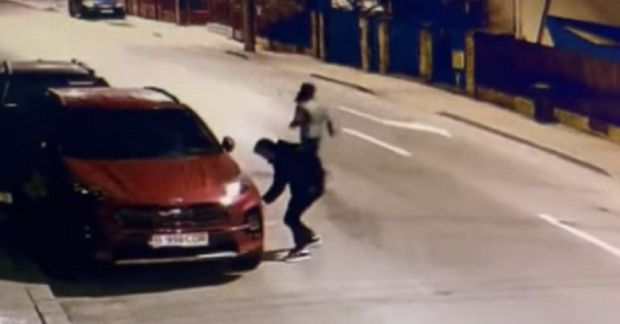 Tineri surprinși când taie cauciucurile mai multor mașini, în Ploiești. Ce spune poliția